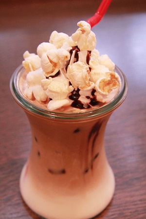 ヘルサレムズ・ロット名物　ポップコーンラテ