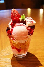 だから甘いいちごパフェ