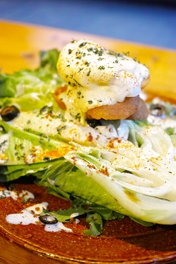 エッグベネシーザーサラダ