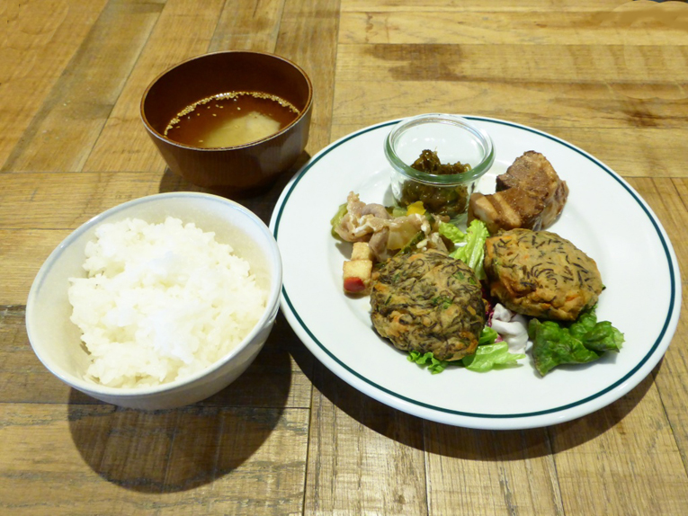 はいさい、ちゃーがんじゅーねー?(コン二チワ、元気してる?) 南国の王子様の沖縄ミックスプレート