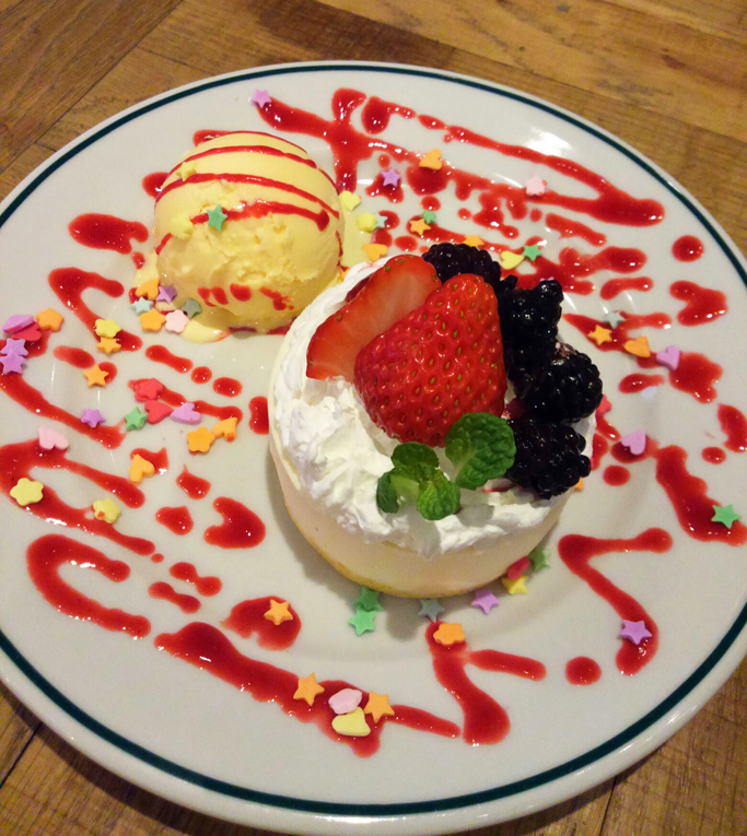 ルームサービスとってあげるよ。 その代わり苺だけ食べるなんて行儀悪い事しないで。 ストロベリーホワイトチョコケーキ