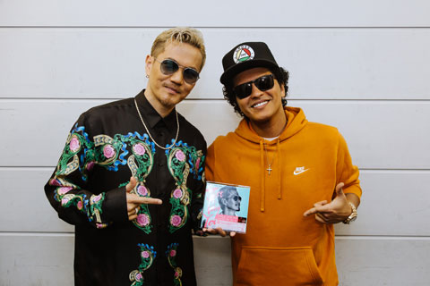 Exile Atsushi Bruno Mars ブルーノ マーズ と再会 カバー曲収録のニュー シングル Just The Way You Are を Nice と賞賛 Tower Records Online