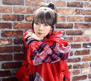 aiko、6月6日に2年ぶりのニュー・アルバム『湿った夏の始まり』リリース決定。自身最大のホール・ツアー「Love Like Pop  vol.20」開催も - TOWER RECORDS ONLINE