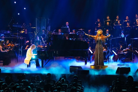 YOSHIKI、「YOSHIKI CLASSICAL 2018」にてSarah Brightman（サラ・ブライトマン）と“Miracle”を共演。圧巻のパフォーマンスを披露  - TOWER RECORDS ONLINE