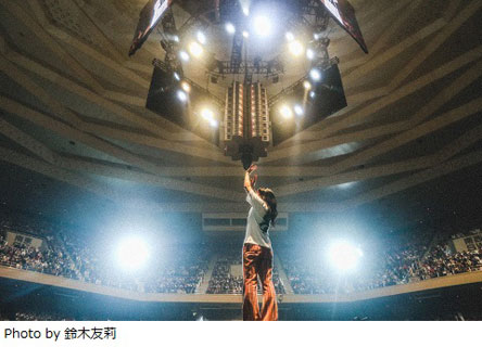 あいみょん 自身初 自身過去最大規模となる日本武道館での単独公演を開催 360 観客に囲まれたセンター ステージにて弾き語りで18曲を熱唱 tower records online