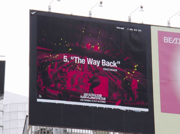 ONE OK ROCK、ライヴ写真を使用した全41曲分のポスター「ONE OK ROCK Calling」が出現。そこに書かれた番号に電話すると？