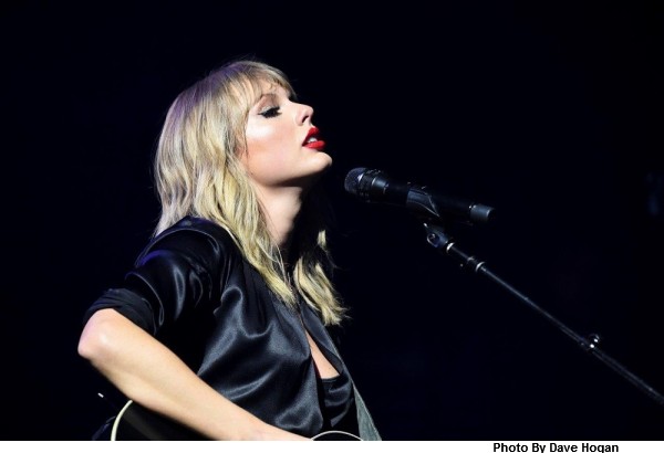 Taylor Swift（テイラー・スウィフト）、ニュー・アルバム『Lover』発売記念し一夜限りの完全招待ライヴ「City Of Lover」をパリで開催。日本含む世界30ヶ国からファンが参加