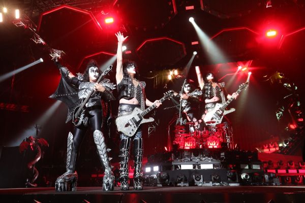 KISS（キッス）、最後の来日公演がスタート。代表曲を含む20曲を披露