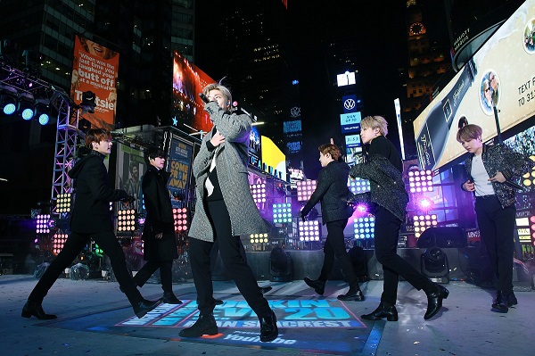 BTS、米ニューヨーク タイムズスクエアで新年特別ステージ。米最大新年