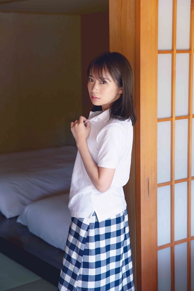 秋元真夏 （乃木坂46）、4月8日発売のソロ2nd写真集「しあわせにしたい」より先行カット第8弾＆裏表紙、タワーレコードオリジナル特典「ポストカード」絵柄公開。 秋元康による推薦文も - TOWER RECORDS ONLINE