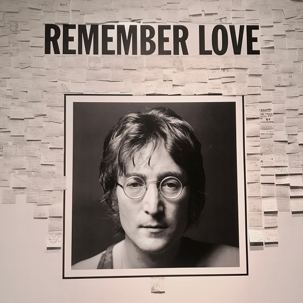 John Lennon ジョン レノン 12月8日の40回目の命日に Double Fantasy John Yoko 会場にて献花台が設置 Tower Records Online