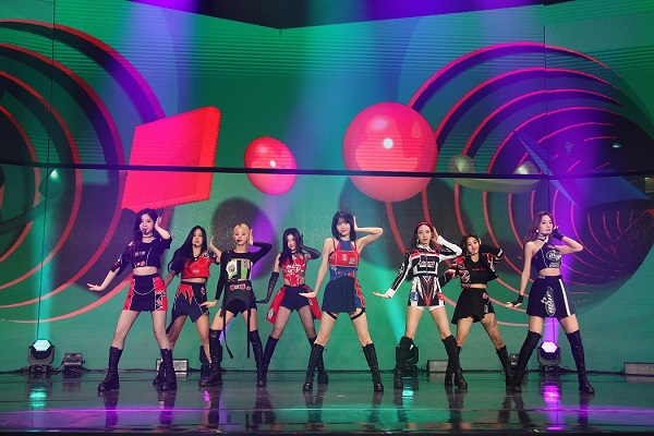 TWICE、生配信ライヴ「新体感ライブ CONNECT Special Live 『TWICE in