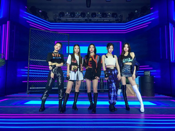 ITZY、日本1stシングル『Voltage』リリース記念オンライン・イベント実施。パワフルなダンスで魅せる表題曲を初パフォーマンス - TOWER  RECORDS ONLINE