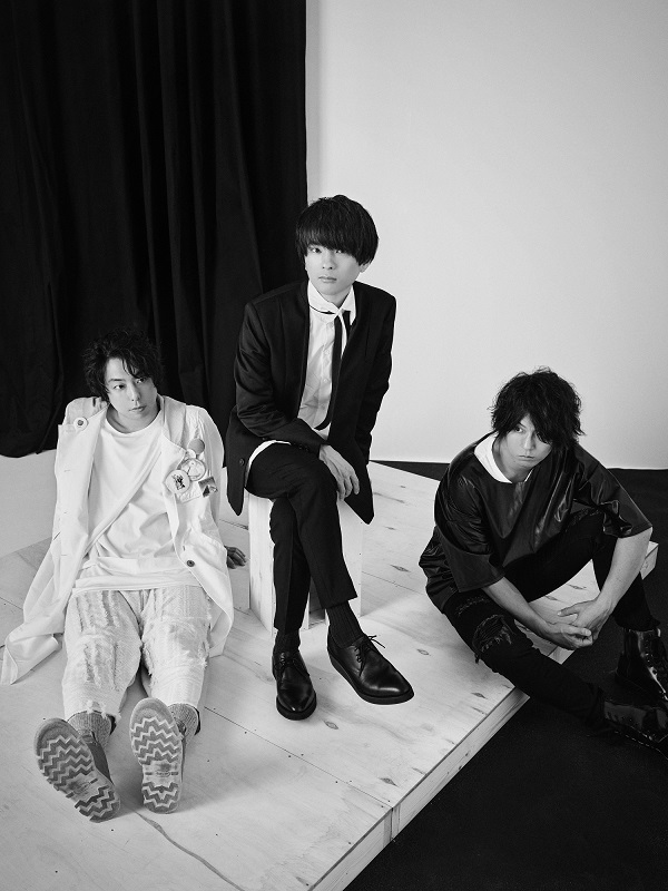 UNISON SQUARE GARDEN、10月19日のニュー・シングル『カオスが極まる』リリース記念して結成15周年記念ライヴ映像を期間限定公開 -  TOWER RECORDS ONLINE