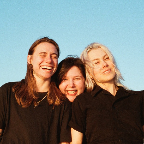 USインディーを牽引するPhoebe Bridgers、Julien Baker、Lucy Dacusによるスーパー・グループ ...