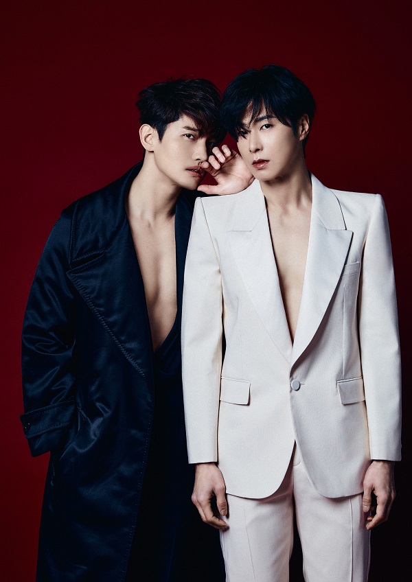 東方神起、「Numero TOKYO 2023年6月号」特装版表紙に登場。別冊付録