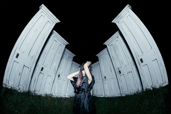 Aimer、ニュー・アルバム『Open α Door』より新曲“群青色の空”が 