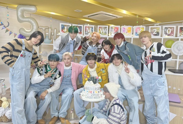 JO1、初ベスト・アルバムを2025年4月2日リリース。収録曲はファン投票