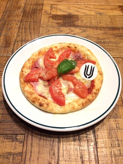 白い壁投げつけるfresh tomato を使ったマルゲリータピザ