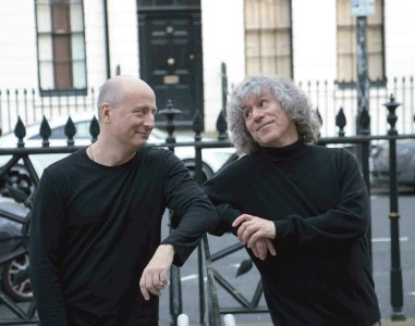 パーヴォ・ヤルヴィ(左/指揮)＆スティーヴン・イッサーリス(右/チェロ)