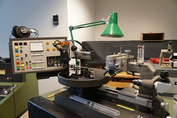 カッティングマシン