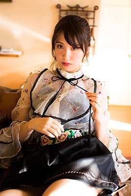 衛藤美彩写真集 話を聞こうか。