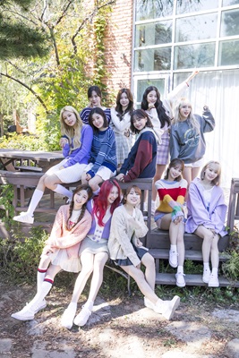 IZ*ONE SPECIAL SURPR*IZ PHOTO BOX (仮) ［BOOK+DVD］_2