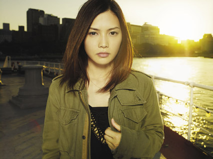 YUI、1年4ヶ月振りのアルバム『HOW CRAZY YOUR LOVE』 - TOWER RECORDS ONLINE