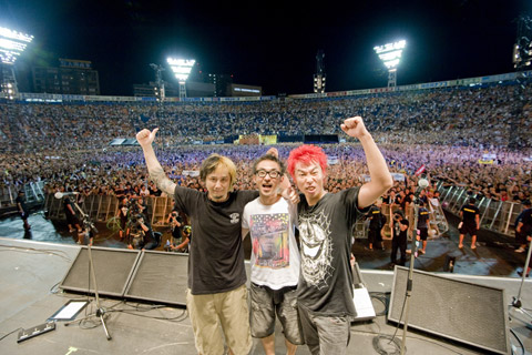 2月のオンライン月間チャート1位!!Hi-STANDARD「Live at AIR JAM 2011 