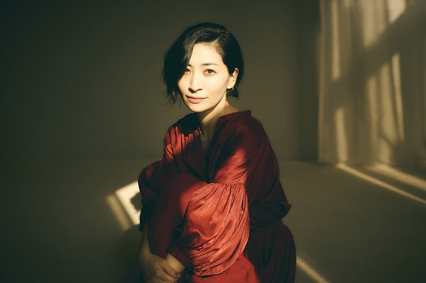 坂本真綾｜ニューシングル『抱きしめて』4月3日発売｜アニメ「火狩りの王」第2シーズンエンディングテーマ｜タワレコ先着特典「ポストカード（複製サイン＆手書きコメント入り）」  - TOWER RECORDS ONLINE