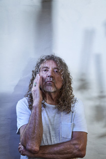 伝説のロック・シンガー、ロバート・プラント(Robert Plant)約3年振りとなる最新作『キャリー・ファイア』(Carry Fire)をリリース  - TOWER RECORDS ONLINE