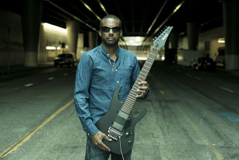 トニー・マカパイン(Tony MacAlpine)、シュレッド・ギター全開の新作『デス・オブ・ローゼズ(DEATH OF ROSES)～薔薇に死す～』  - TOWER RECORDS ONLINE