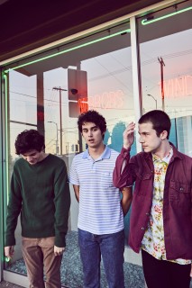 2019年要注目のインディー・ロック・バンド、WALLOWS(ワロウズ)、待望のデビュー・アルバム『NOTHING HAPPENS』登場!