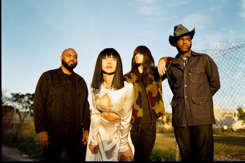 Khruangbin(クルアンビン)&Leon Bridges(レオン・ブリッジズ)