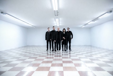 New Order（ニュー・オーダー）｜昨年発売したシングル「ビー・ア・レベル」と、その全リミックスを収録した『ビー・ア・レベル・リミックス』 -  TOWER RECORDS ONLINE