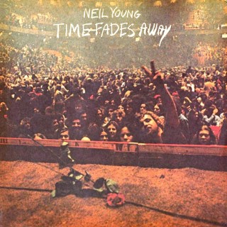 Neil Young（ニール・ヤング）｜大ヒット作『HARVEST』に伴うツアーの模様を収録した1973年のライヴ・アルバム『TIME FADES  AWAY』が、遂に単独作品となって登場 - TOWER RECORDS ONLINE