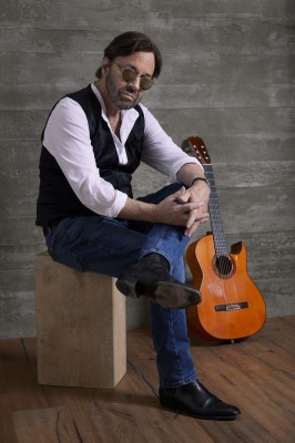 Al Di Meola（アル・ディ・メオラ）｜『Twentyfour』ジャズとロック両面に影響を与えたギター・マエストロによる4年振りニューアルバム  - TOWER RECORDS ONLINE