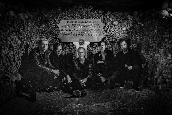 Queens Of The Stone Age（クイーンズ・オブ・ザ・ストーン・エイジ）『Alive in the Catacombs』パリの地下墓地で行ったライヴ・パフォーマンス音源 Tシャツ付き限定盤も発売