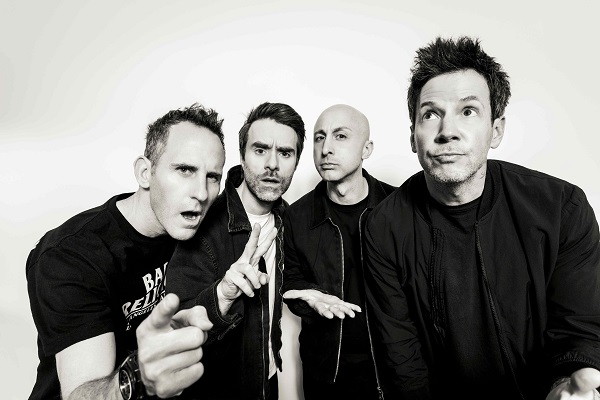 Simple Plan（シンプル・プラン）『ザ・キッズ・イン・ザ・クラウド』ポップ・パンク界のアイコン 未発表音源や最新曲まで網羅したベスト選曲によるドキュメンタリー・サウンドトラック