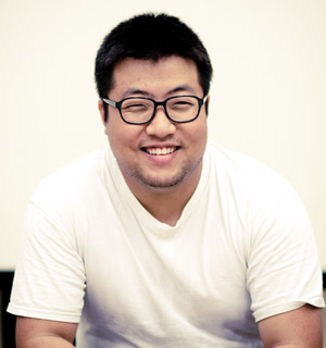 まさかの美声!? 噂のサム・オックが日本デビュー