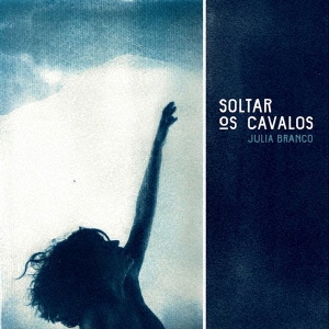 Julia Branco（ジュリア・ブランコ）デビュー・アルバム『Soltar Os Cavaros』
