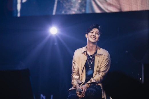 キム・ヒョンジュン、『KIM HYUN JOONG JAPAN TOUR 2018 一緒にTake my hand』が映像化 - TOWER  RECORDS ONLINE